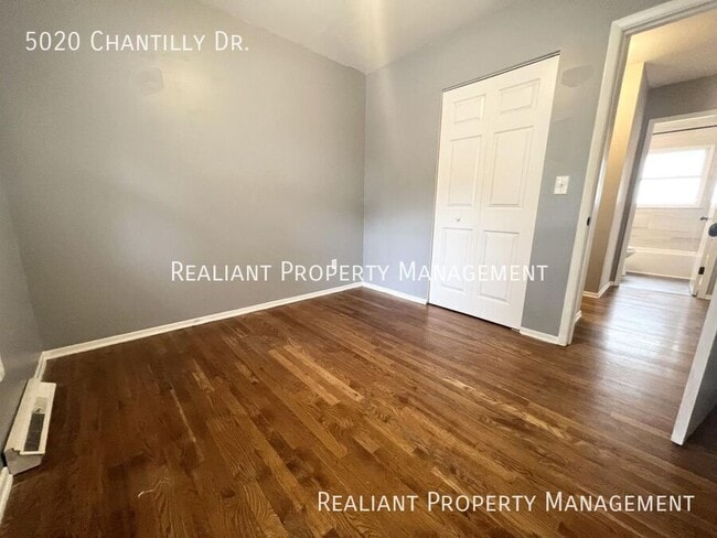 Building Photo - 5020 Chantilly Dr