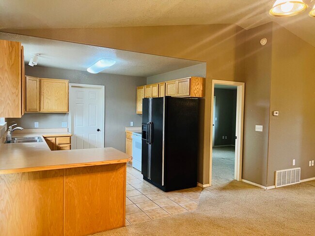 Building Photo - 4 Bed Home On 1.4 Acres In The Bitterroot ...