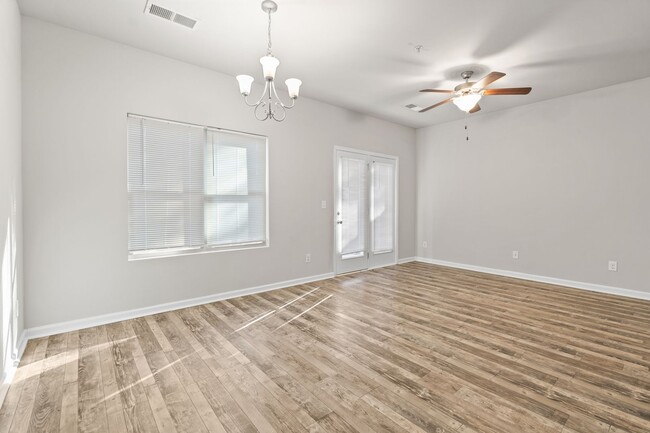 Building Photo - 3 bed 2.5 bath Townhome in Jonesboro!