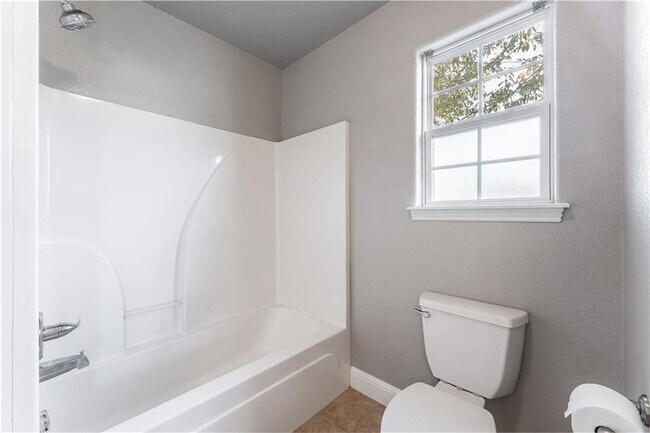 Building Photo - 521 Redbud St