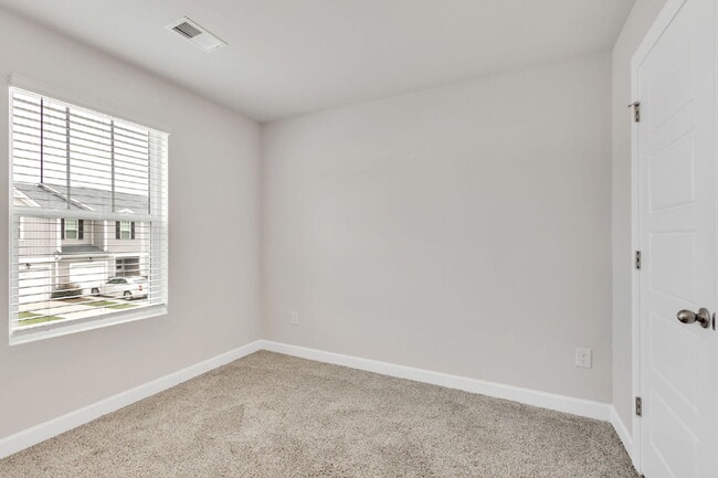 Building Photo - AMAZING LEASE SPECIAL!..Two-story 3BR/2.5BA townhome in Foxcroft Townes in Greenville - available...