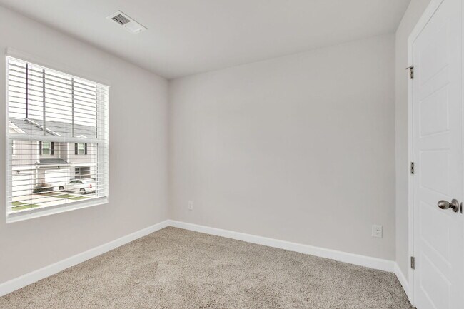 Building Photo - Two-story 3BR/2.5BA townhome in Foxcroft T...