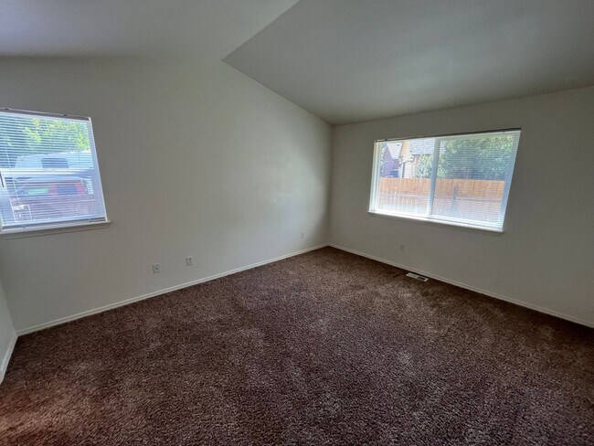 Building Photo - Cozy SE Bend 3 Bed/2 Bath Home on Large Co...