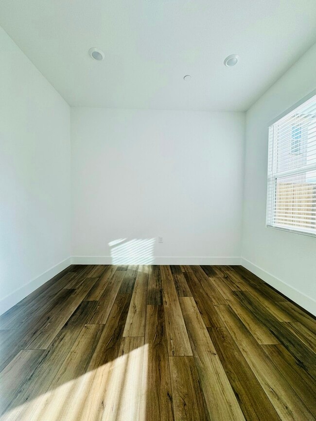 Building Photo - 268 N Oceanside Dr