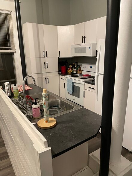 Building Photo - 422 Woods Ave SW