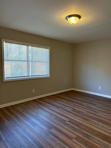 Building Photo - 1609 Line Cir