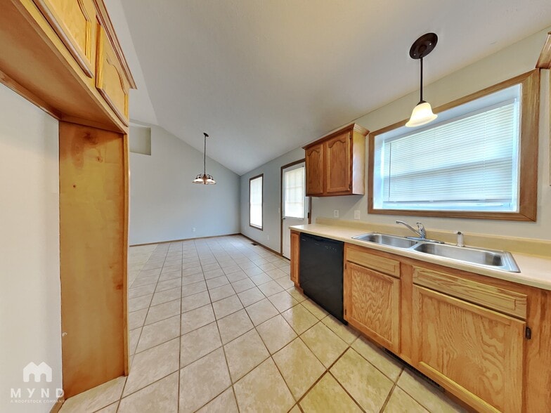 Building Photo - 528 N Claremont Pl