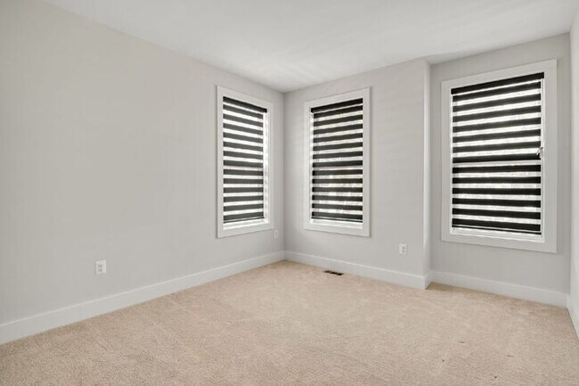 Building Photo - For Rent: Spacious 3-Bedroom Condo in the Heart of Richmond