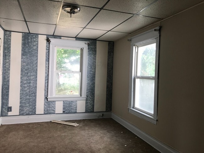 Building Photo - HUGE SINGLE FAMILY FOR RENT !!