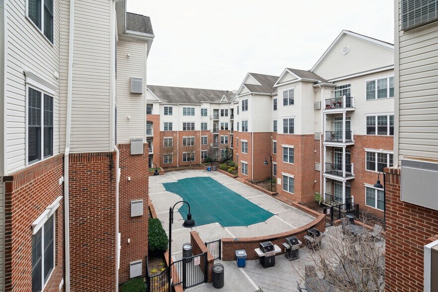 Building Photo - 300 W Elm St