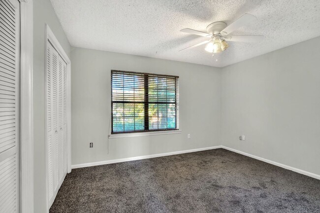 Building Photo - Two-Bedroom Townhouse near Park