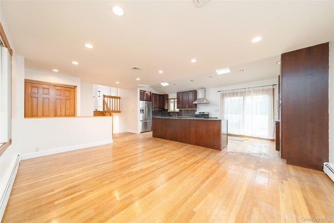 Building Photo - 6 Manor Dr