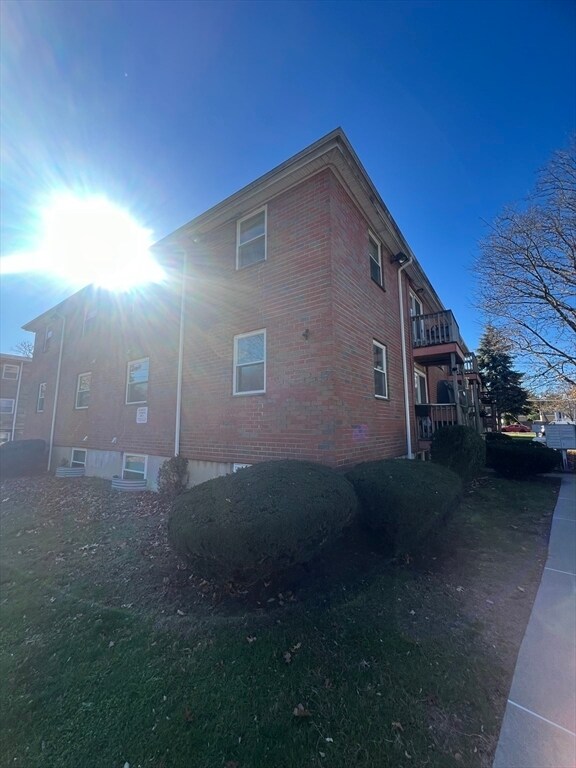 Building Photo - 57 W Elm Terrace