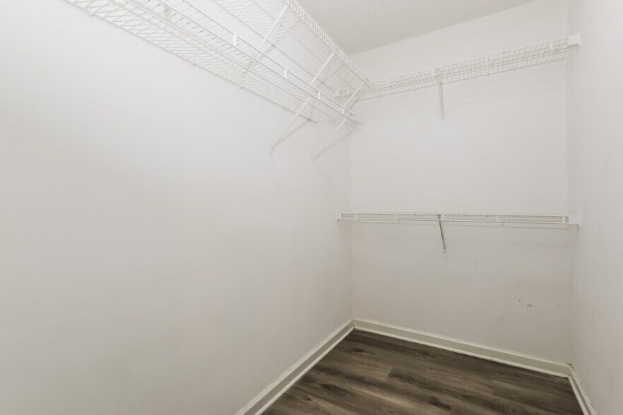 Building Photo - 10990 Knotty Pine Pl