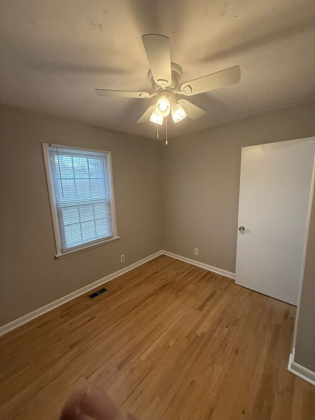 Building Photo - NEW RENTAL!  $1500 per month, Charming 3 bedroom, 1 bath House with fenced backyard! Heart of Sou...