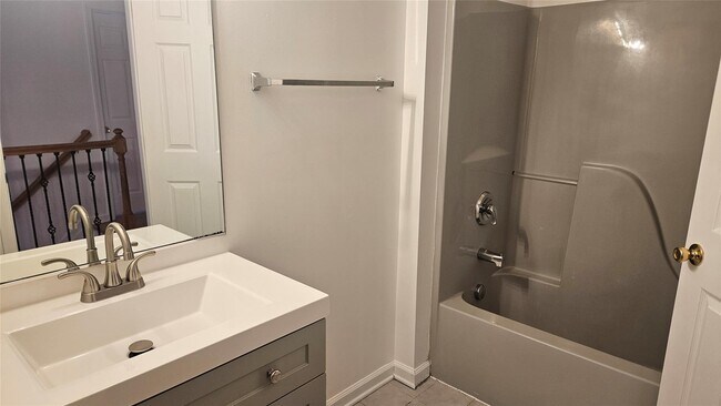 Building Photo - 2719 Colonial Dr