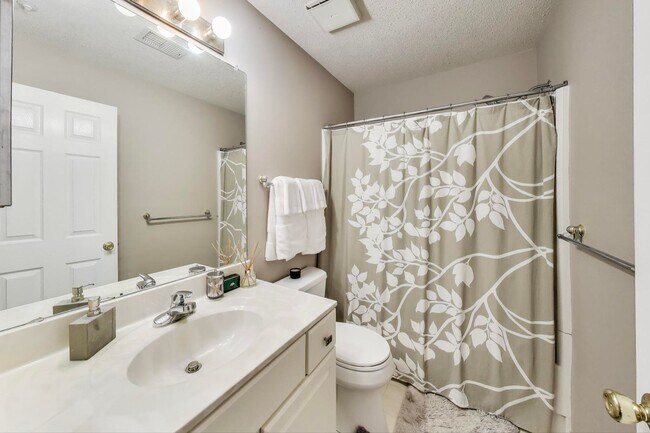 Building Photo - Beautifully updated and maintained 2 level condo home!