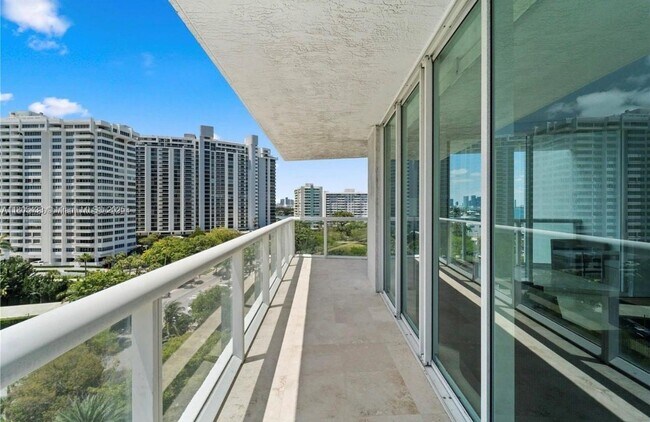 Building Photo - 10 Venetian Way