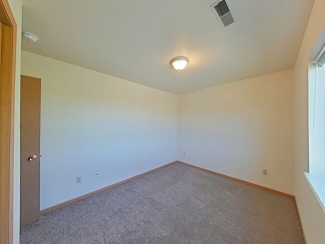 Building Photo - Townhouse-style End unit 3BD, 1.5 BA with attached garage