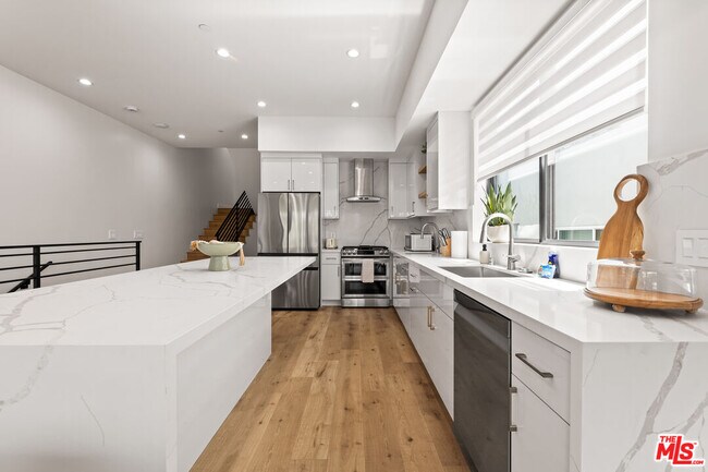 Building Photo - 5118 1/2 Laurel Canyon Blvd