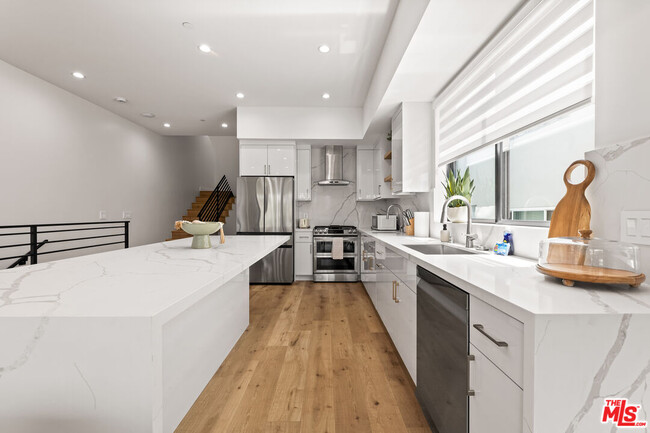 Building Photo - 5118 Laurel Canyon Blvd