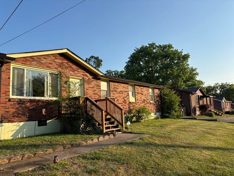 Building Photo - 627 Rowan Dr