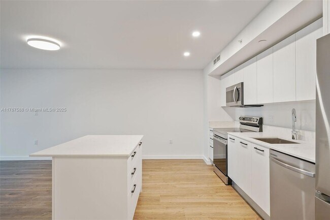 Building Photo - 1500 Bay Rd