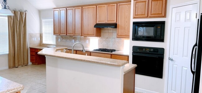 Building Photo - 2910 Sandleigh Dr