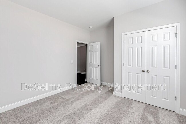 Building Photo - 107 Crabourne Dr