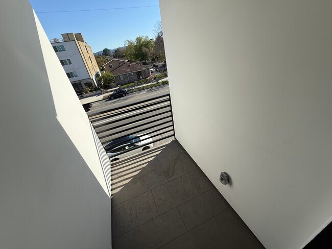 Building Photo - 11451-11455 Victory Blvd