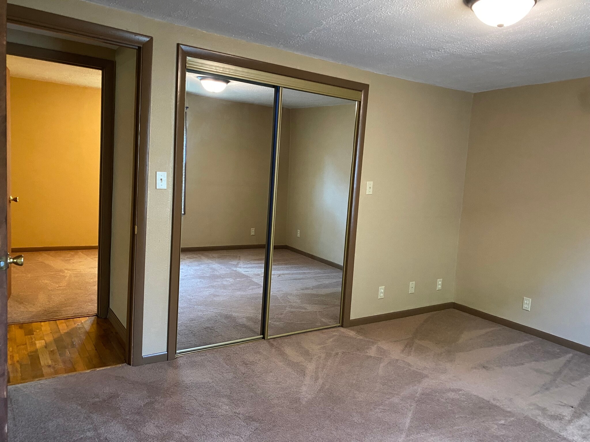 Building Photo - 208 E Maiden Ln
