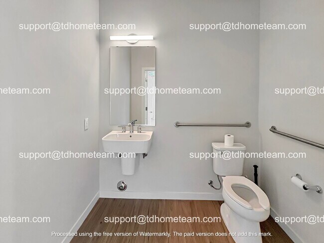 Building Photo - "Charming 3-Bed Townhouse Retreat on Beacon Ave with Spacious 1398 sq ft Layout!"