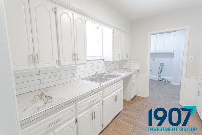 Building Photo - 1524 Oakcliff Rd