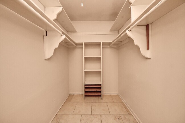 Building Photo - 9126 Willow Meadow Dr