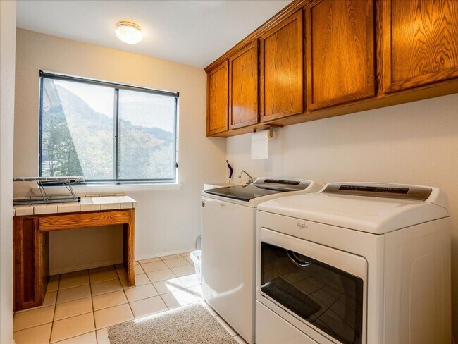 Building Photo - 271 Twin Ridge Dr