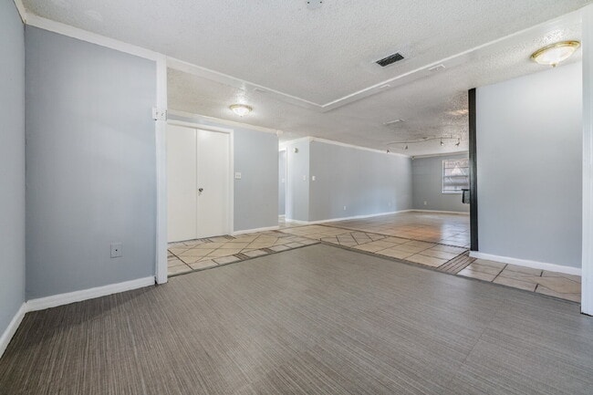 Building Photo - 16001 Saddlestring Dr