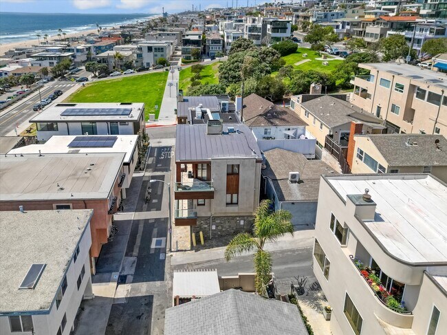 Building Photo - 218 25th Pl