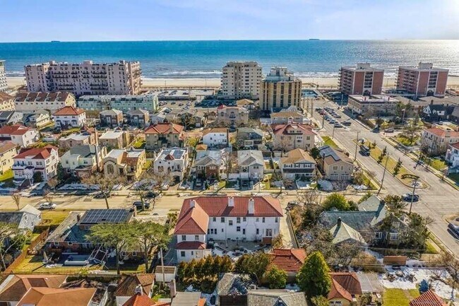 Building Photo - 161 W Beech St