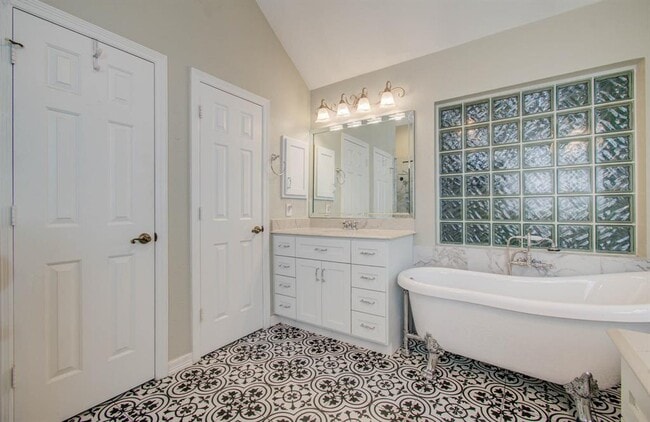 Building Photo - 14403 Red Tailed Hawk Ln