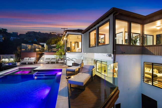 Building Photo - 1733 Sunset Plaza Dr