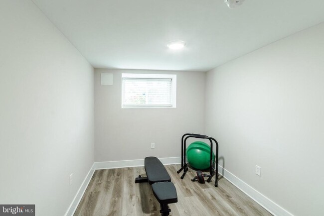 Building Photo - 4841 Larchwood Ave