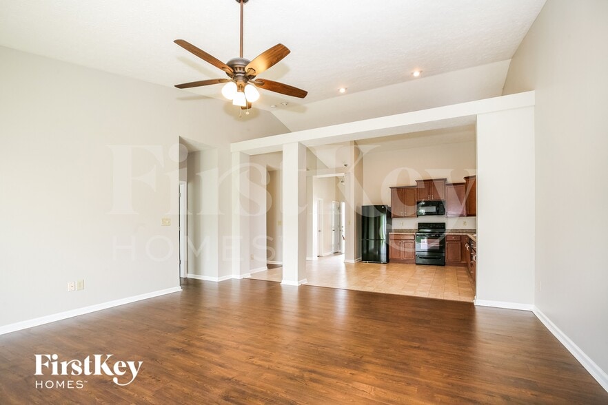 Building Photo - 1301 Greenbriar Wy