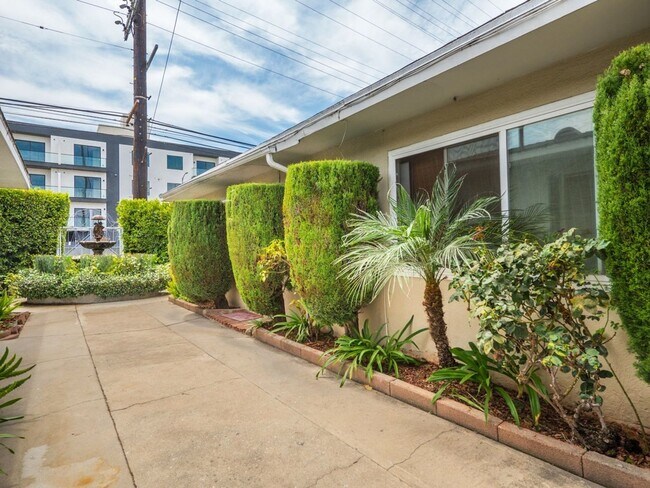 Building Photo - 4962 S Centinela Ave