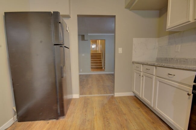 Building Photo - 4 bed, 2 bath home