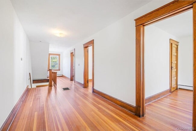 Building Photo - 3245 Albany Post Rd