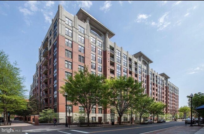 Building Photo - 1021 N Garfield St