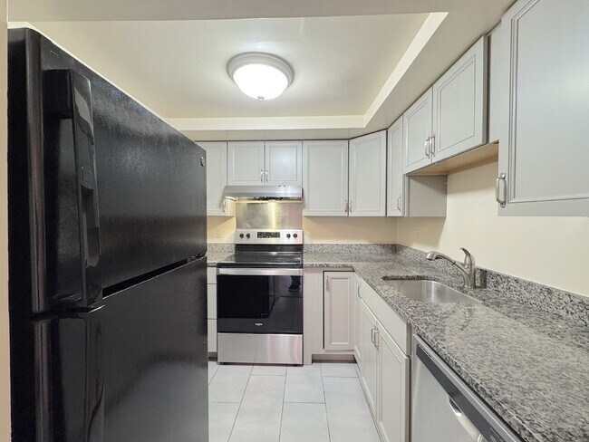 Building Photo - Comfortable Unit with Functional Layout
