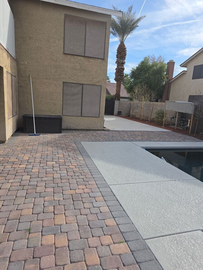 Building Photo - Beautiful 4 bed/ 3 bath POOL Home For Rent