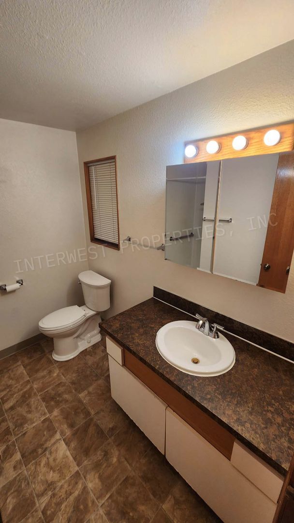 Building Photo - *1ST MONTH'S RENT FREE PROMO*  3 Bed 2 Bath Beaverton Home with big backyard, storage shed, A/C a...