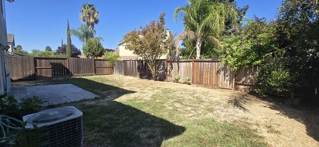 Building Photo - Weston Ranch 4 Bedroom 3 Bathroom Home